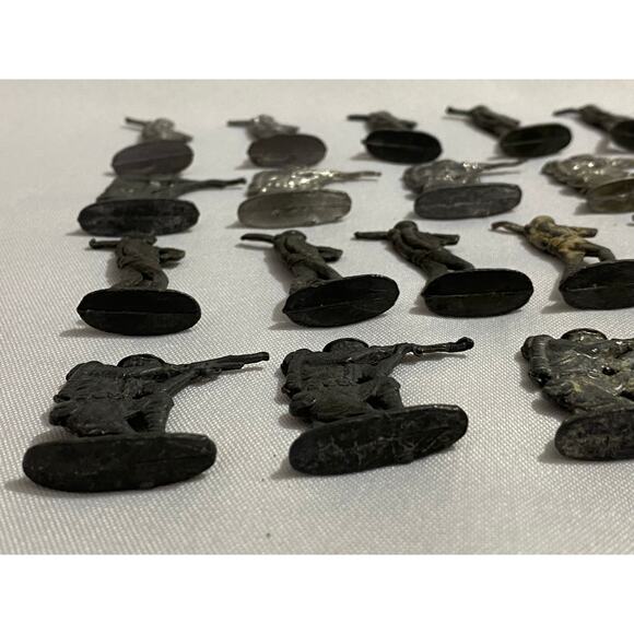 Vintage Cast Metal Toy Soldiers Army Men Figures Lot of 26 - Picture 3 of 7